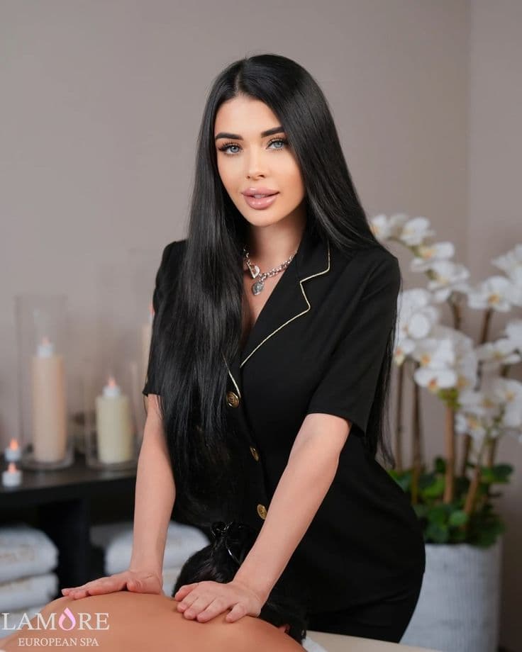 Therapist giving a relaxing full body massage at Spa in Gurgaon